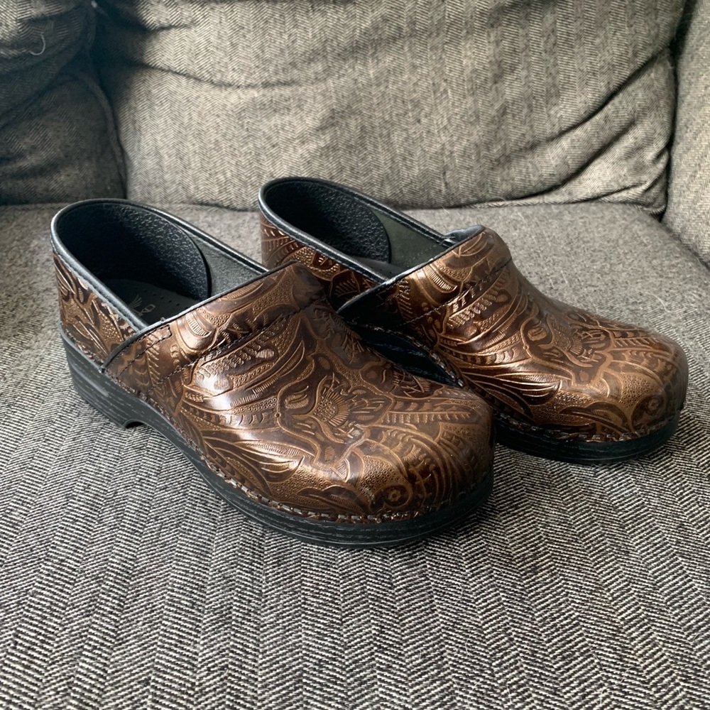 Dansko Brown Tooled Clogs 🤎